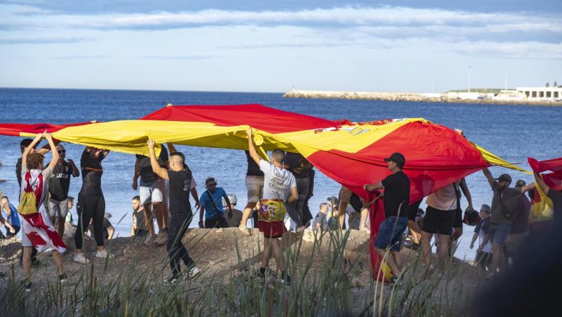 Crisi migranti a Ceuta, la Spagna chiede il sostegno dell’Europa. Piantedosi: “Il 31 decideremo”