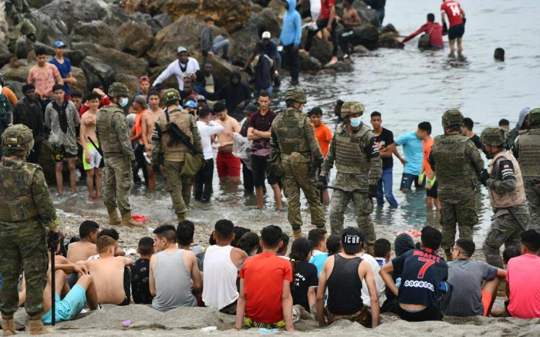Ceuta, allarme del sindaco Vivas: “Un’invasione, e non è finita”. Ue in allerta per il 15 agosto