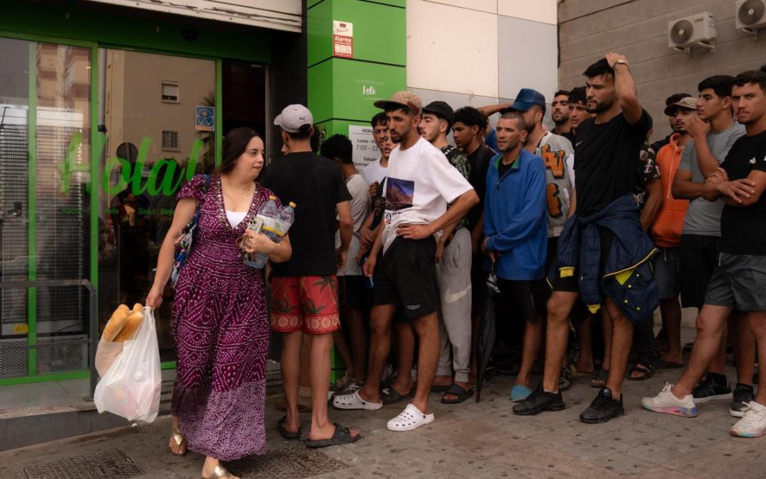 Ceuta, viaggio tra i migranti che provano a restare: “Ci avevano detto che la frontiera era aperta…”