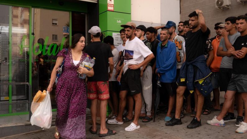 Ceuta, viaggio tra i migranti che provano a restare: “Ci avevano detto che la frontiera era aperta…”
