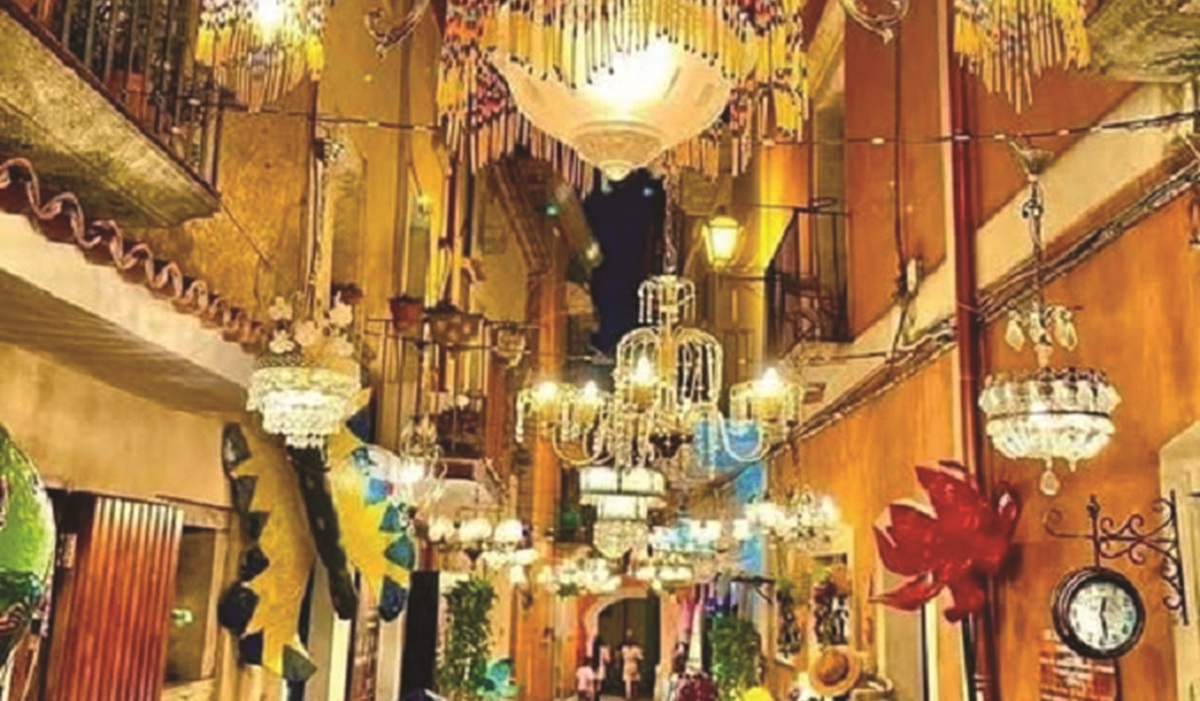https://www.quotidianodelsud.it/wp-content/uploads/2026/08/chandeliers-street.jpg