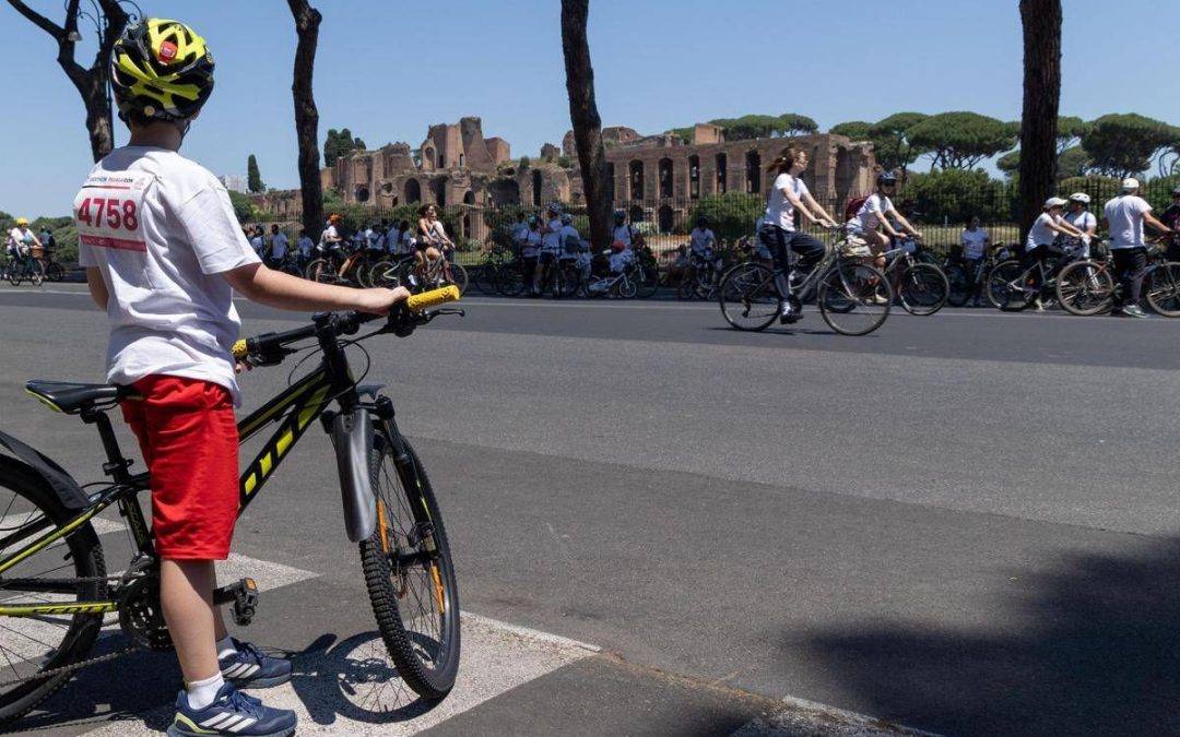 Codice della strada, da patente a 17 anni a obbligo casco e contrassegno e-bike: le 15 novità allo studio