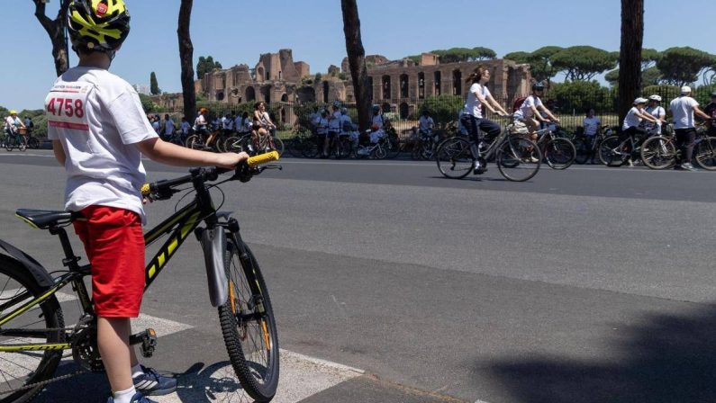 Codice della strada, da patente a 17 anni a obbligo casco e contrassegno e-bike: le 15 novità allo studio