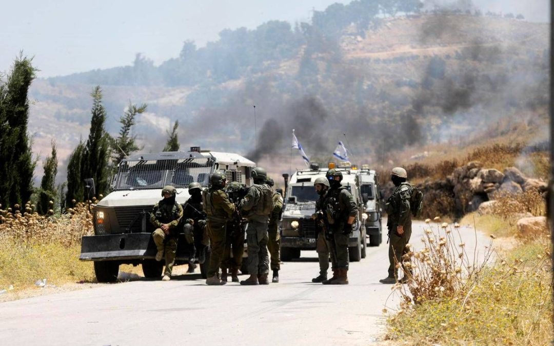 Attivisti italiani in Cisgiordania allontanati da Idf, fonti: “Stanno bene, evacuati in altro villaggio”