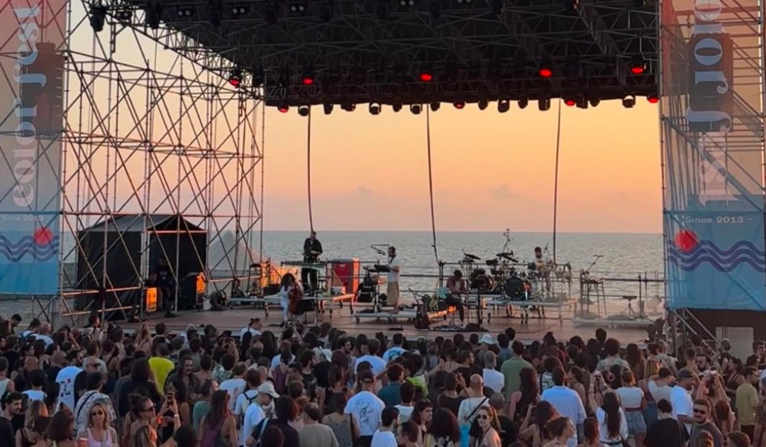 Il live dei C'mon Tigre sul palco dei Tramonti