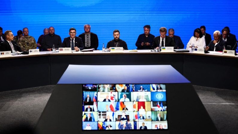 Ucraina, Macron annuncia l’esercitazione dei Volenterosi da ottobre. L’Italia non parteciperà