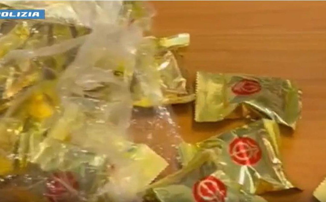 Oltre 5 chili di cocaina nascosti nei ‘biscotti della fortuna’, sequestro e arresto a Fiumicino