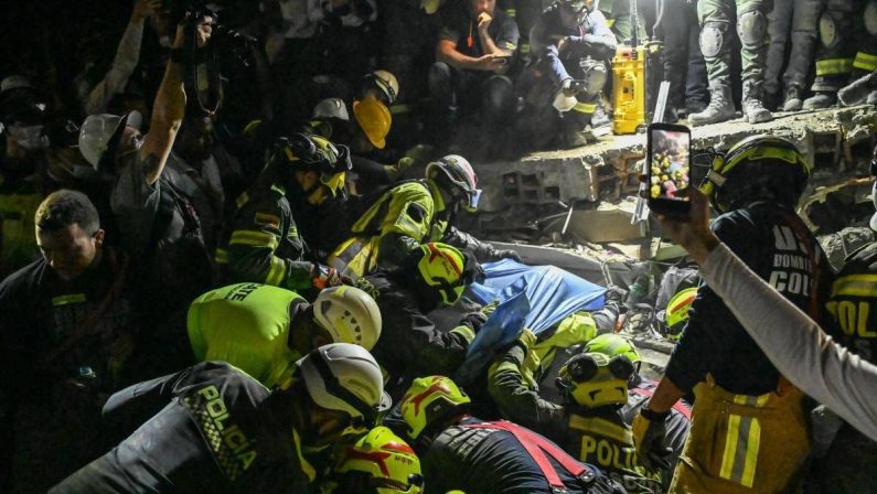Terremoto in Colombia, donna di 32 anni estratta viva dalle macerie di un albergo tre giorni dopo il sisma: “C’è speranza”
