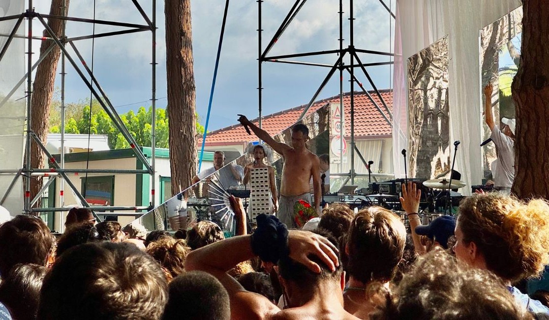 Cosmo sul Palco Pineta del Color Fest