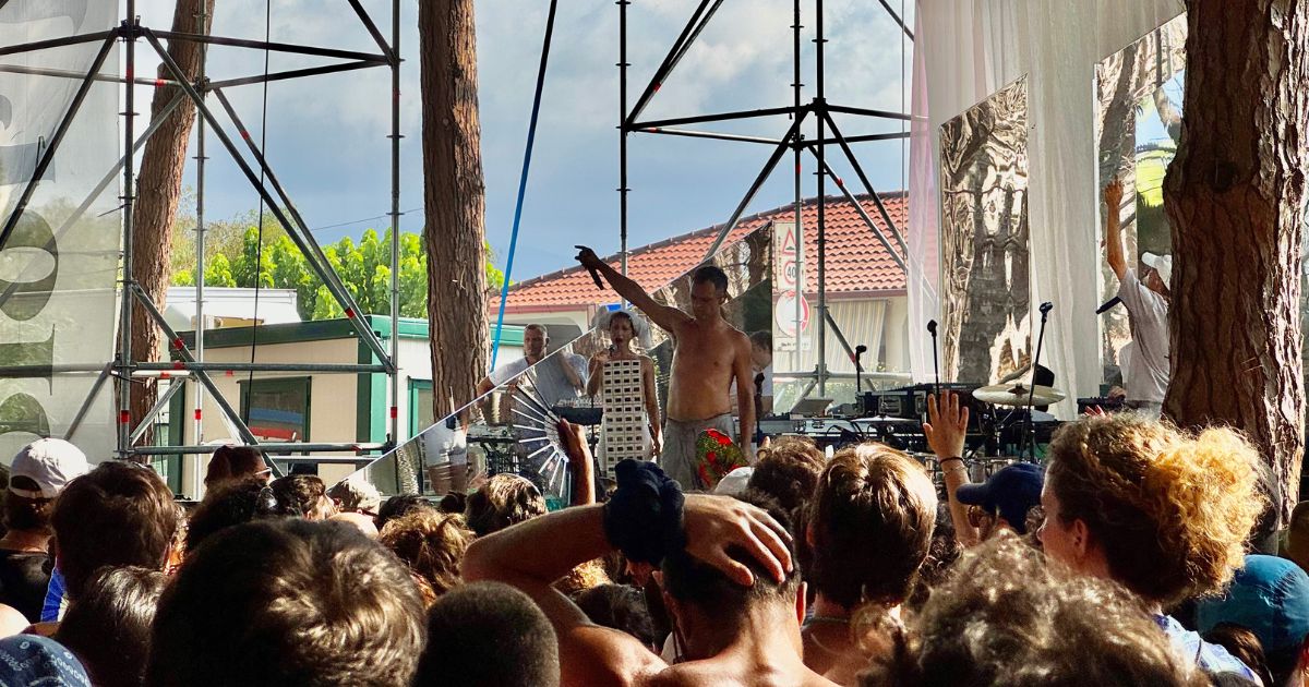 https://www.quotidianodelsud.it/wp-content/uploads/2026/08/cosmo-color-fest.jpg