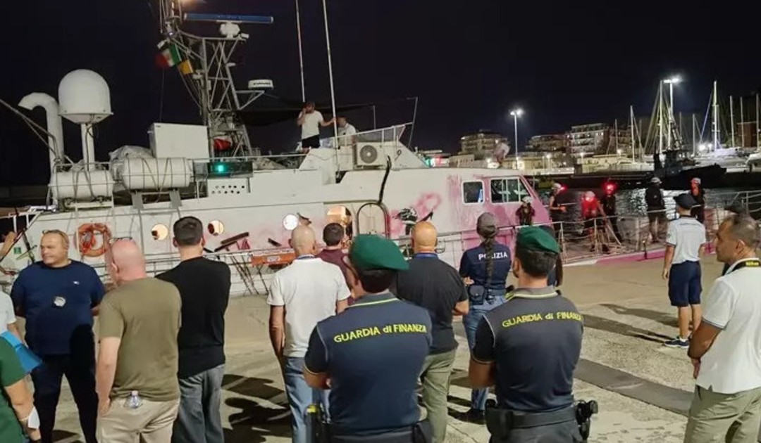 Crotone, sbarco di 42 migranti: Due donne ricoverate in ospedale