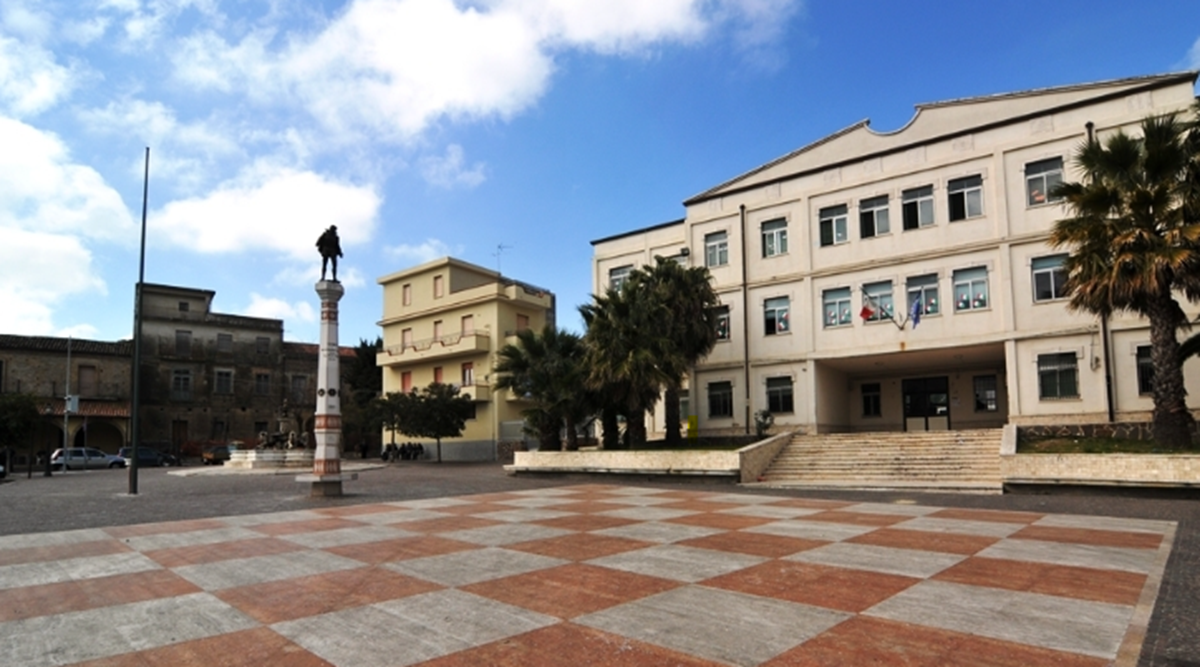 https://www.quotidianodelsud.it/wp-content/uploads/2026/08/cutro-piazza-di-bona.png