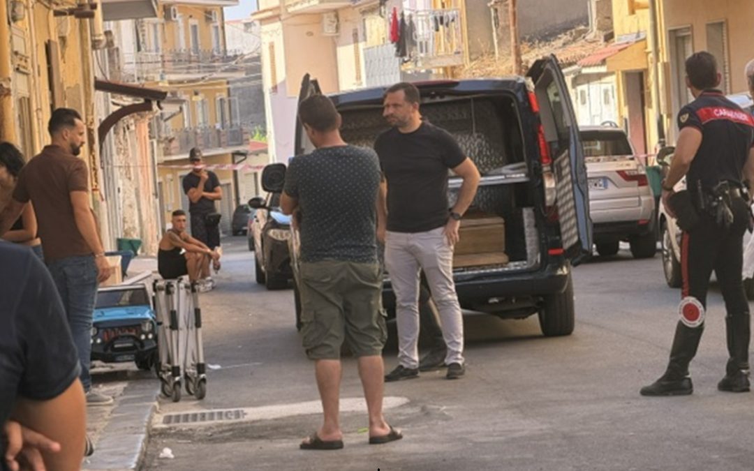 Rilievi degli investigatori sulla scena del crimine a Cutro