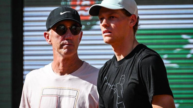 L’aneddoto di Cahill: “Sinner bara a burraco, fa sparire le carte”