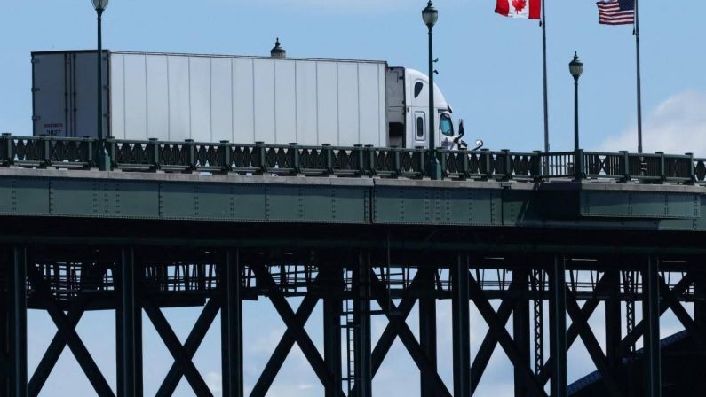 Trump sospende dazi del 50% al Canada: “Presto un accordo”