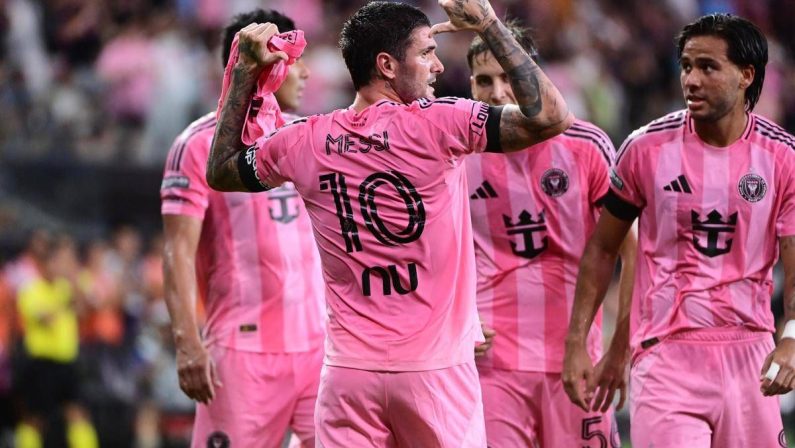 De Paul, gol e ‘abbraccio’ a Messi per la morte del papà: il tributo da brividi in Mls