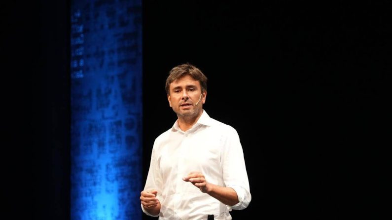 Di Battista ricoverato e le polemiche sul volo di Stato, Ricciardi: “Non è trattamento di favore, racconta la polvere del mondo”