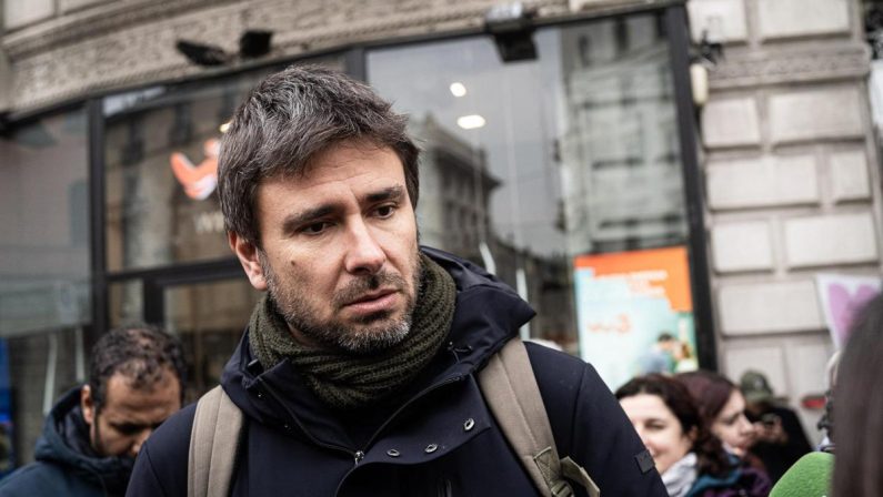 Il malore, il ricovero e il risveglio: ore di apprensione per Alessandro Di Battista