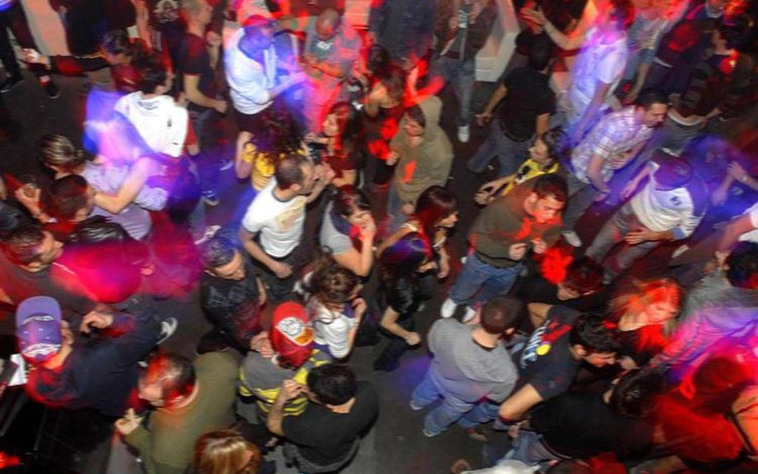 Milano, 19enne all’uscita discoteca denuncia: “Mi hanno violentata”