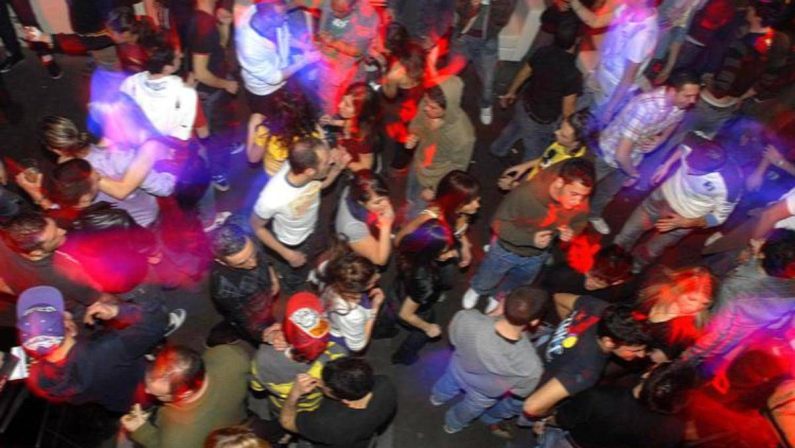 Milano, 19enne all’uscita discoteca denuncia: “Mi hanno violentata”