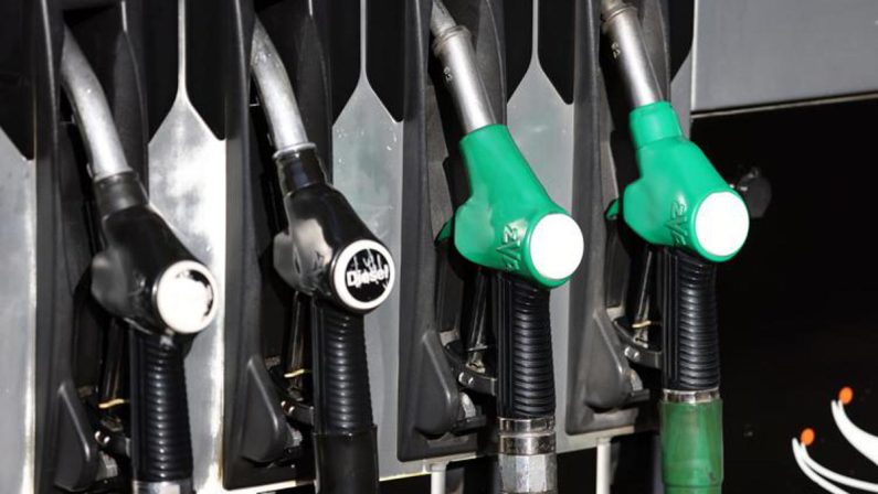 Carburanti, domani Cdm per proroga misure. Fonti di Palazzo Chigi: “Al lavoro per tutela fasce di reddito più deboli”