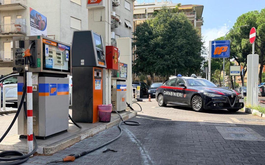 Roma, si cosparge di benzina e si dà fuoco al distributore: gravissimo un 33enne