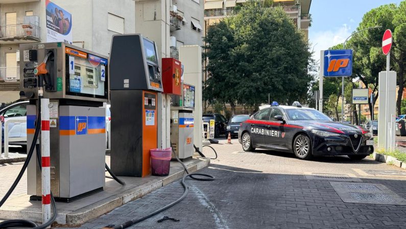 Roma, si cosparge di benzina e si dà fuoco al distributore: gravissimo un 33enne