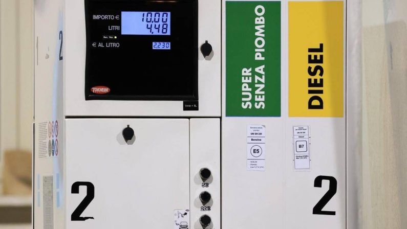 Caro carburanti, Ferragosto salato per chi si sposta in auto: pieno di gasolio costa oltre 22 euro in più rispetto all’anno scorso﻿