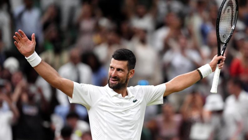 Djokovic entra in campo, l’annuncio agli Us Open: “È il Goat”