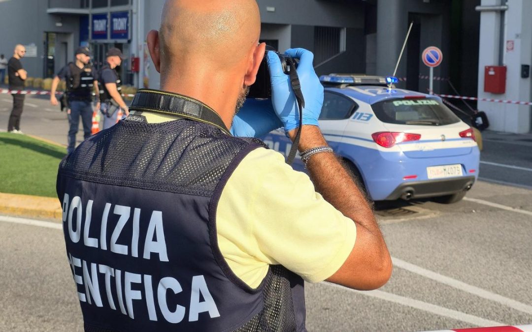 Brescia, accoltellata dall’ex marito davanti al figlio fuori da un centro commerciale