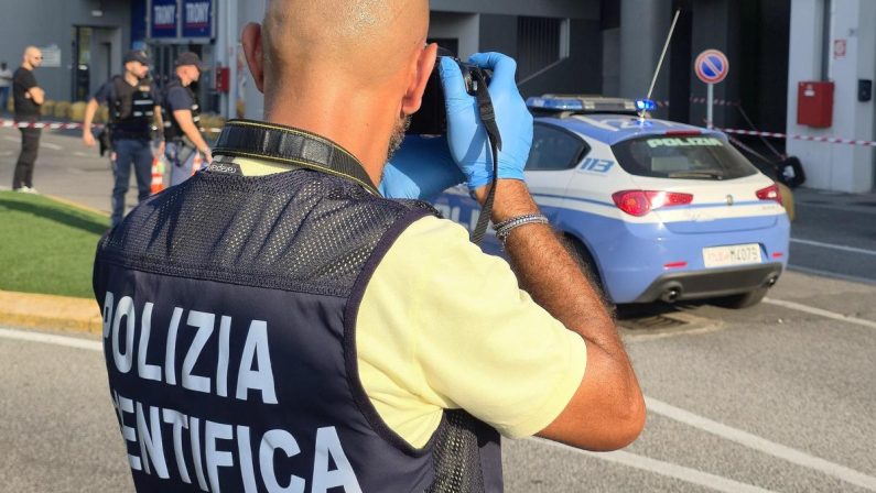 Brescia, accoltellata dall’ex marito davanti al figlio fuori da un centro commerciale