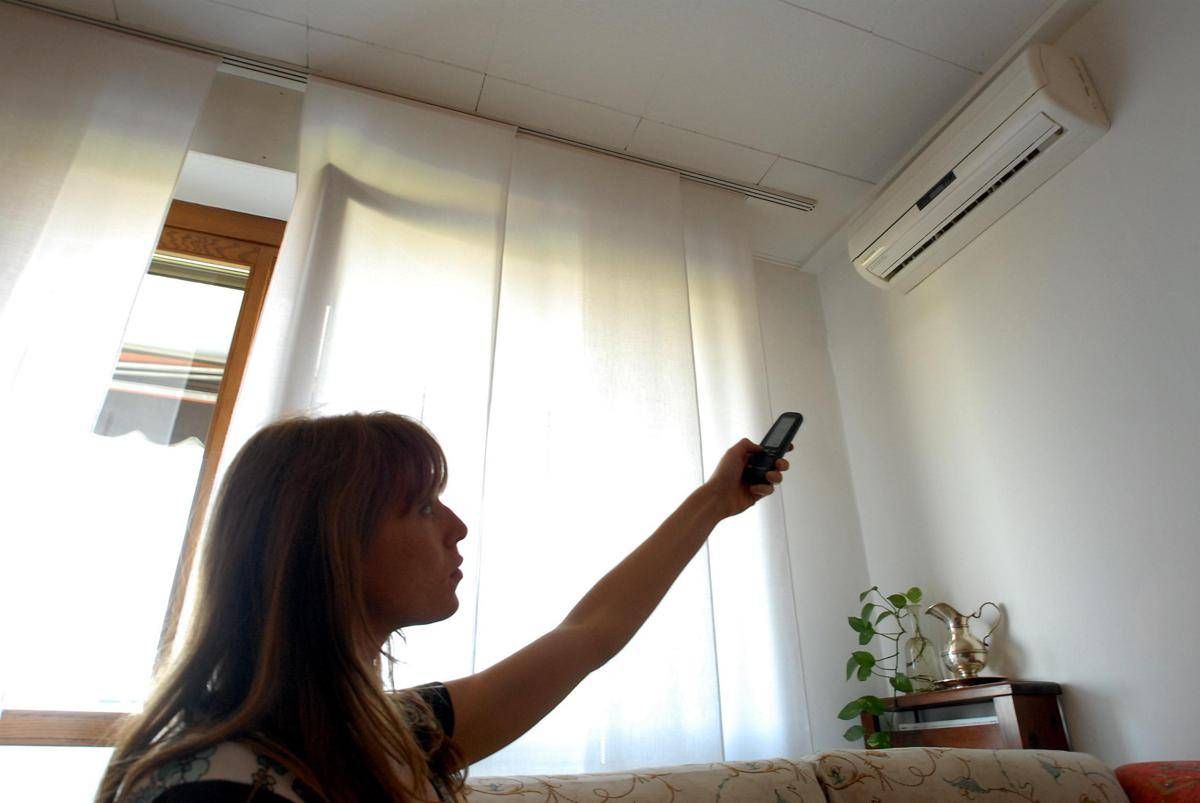 https://www.quotidianodelsud.it/wp-content/uploads/2026/08/donna-ragazza-in-casa-usa-il-condizionatore-caldo.jpeg