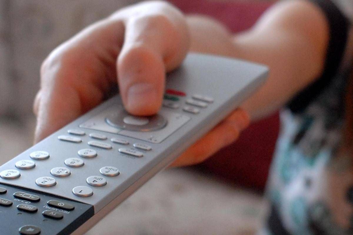 https://www.quotidianodelsud.it/wp-content/uploads/2026/08/donna-ragazza-usa-il-telecomando-della-tv-televisione-guarda-tv-2.jpeg
