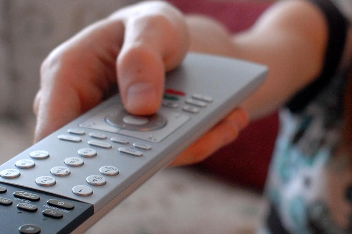 https://www.quotidianodelsud.it/wp-content/uploads/2026/08/donna-ragazza-usa-il-telecomando-della-tv-televisione-guarda-tv.jpeg