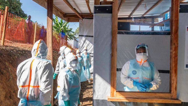 Ebola, oltre 2mila morti in Congo: epidemia potrebbe superare record 2018-2020