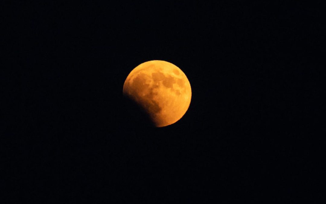 Eclissi lunare del 28 agosto, nessun rischio per gli occhi: ecco quando e dove vederla