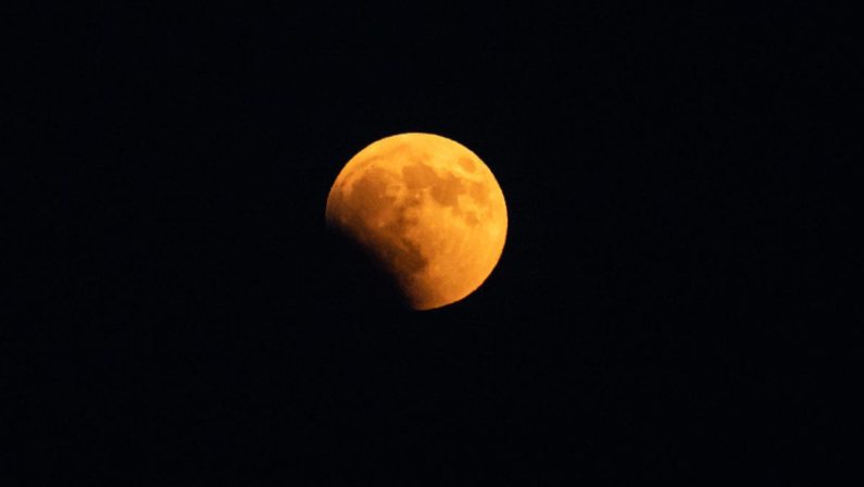Eclissi lunare del 28 agosto, nessun rischio per gli occhi: ecco quando e dove vederla