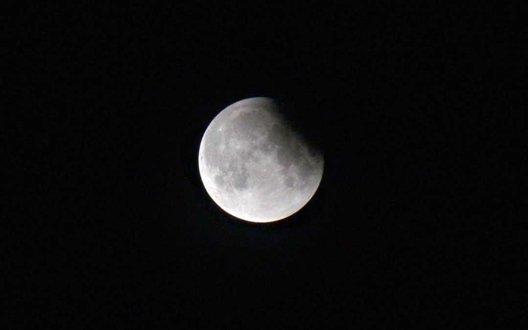 Eclissi lunare del 28 agosto, a che ora e dove vederla in Italia: la mappa e i consigli