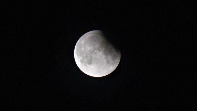 Eclissi lunare del 28 agosto, a che ora e dove vederla in Italia: la mappa e i consigli