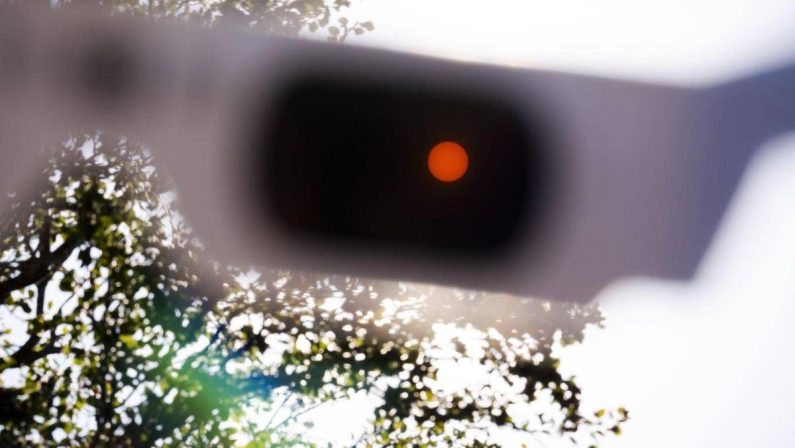 Eclissi di sole oggi 12 agosto, da Milano a Roma e Palermo: orario migliore per vederla città per città