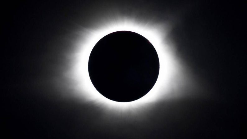 Eclissi, ecco dove si vedrà meglio in Italia e con il buio lo spettacolo delle ‘stelle cadenti’