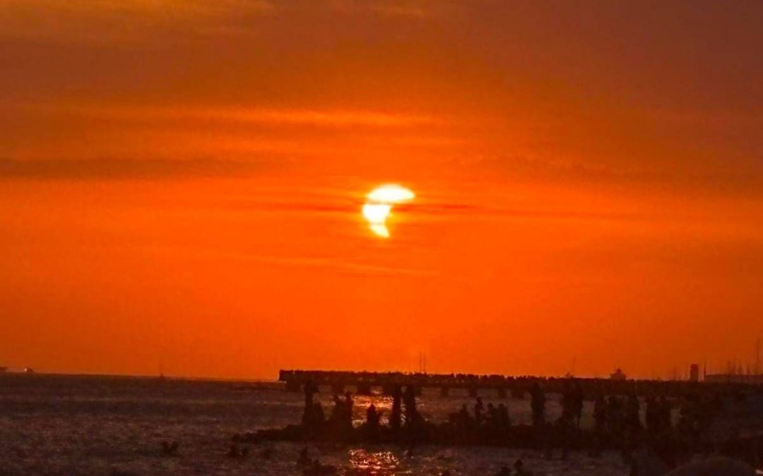 Eclissi parziale di sole, lo spettacolo al tramonto nei cieli d’Italia