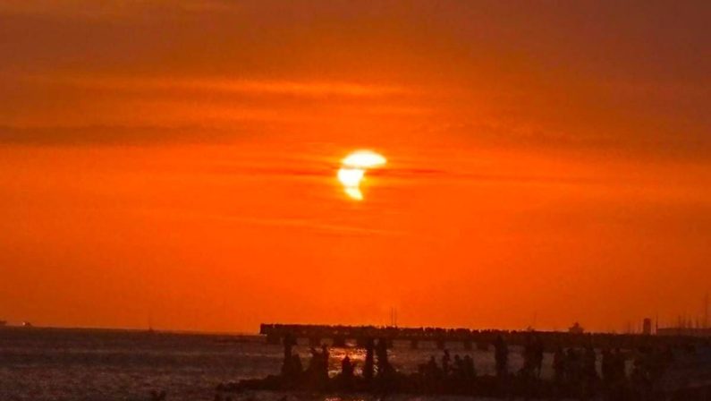 Eclissi parziale di sole, lo spettacolo al tramonto nei cieli d’Italia