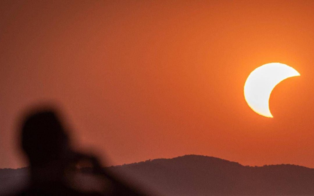 Eclissi, in 7 al pronto soccorso dell’Oftalmico di Roma: “Rischiano danni alla retina”