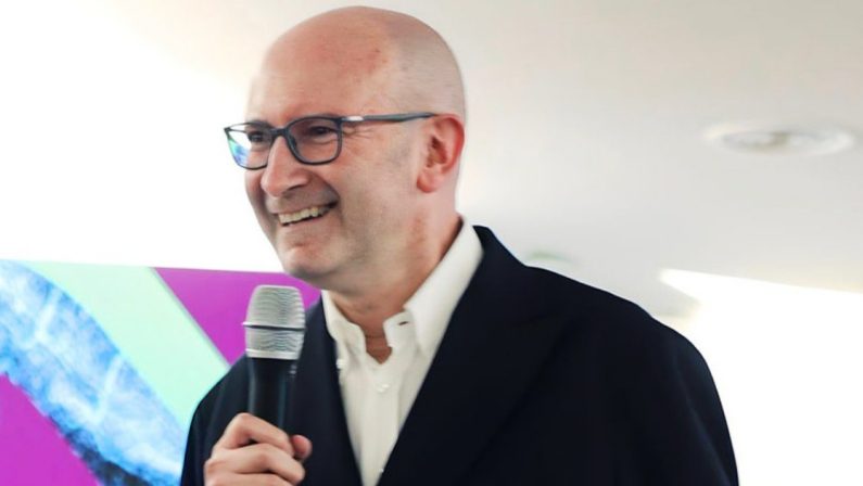 Gambe gonfie d’estate, rischio trombosi venosa: intervista all’angiologo calabrese Elia Diaco