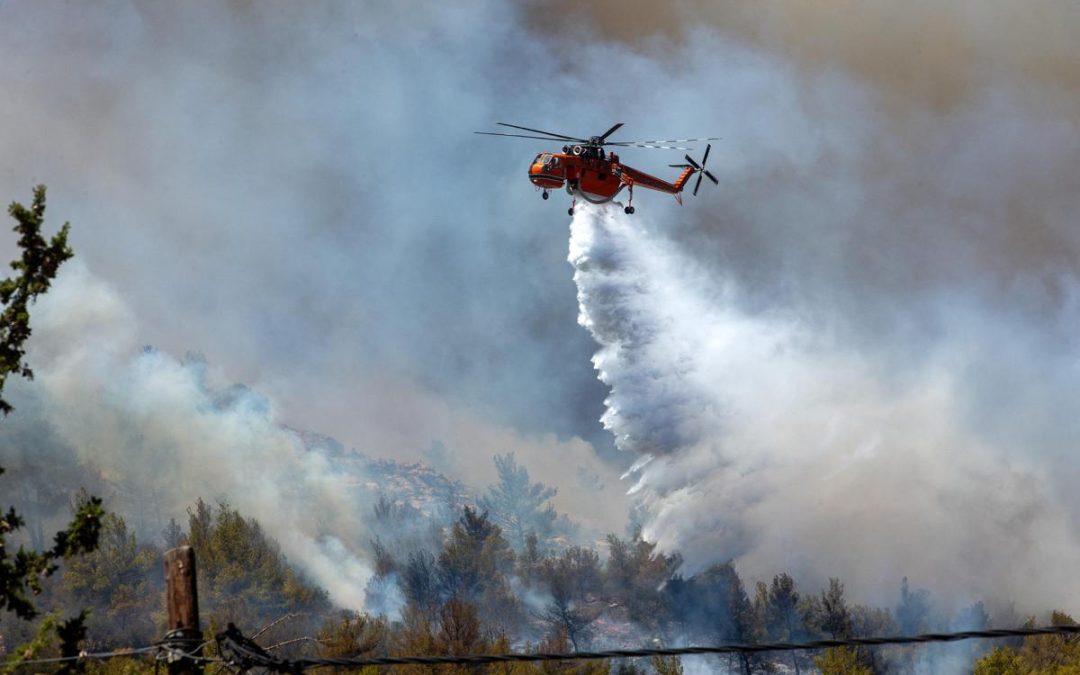 Grecia, due elicotteri antincendio si scontrano in volo: salvo un membro dell’equipaggio