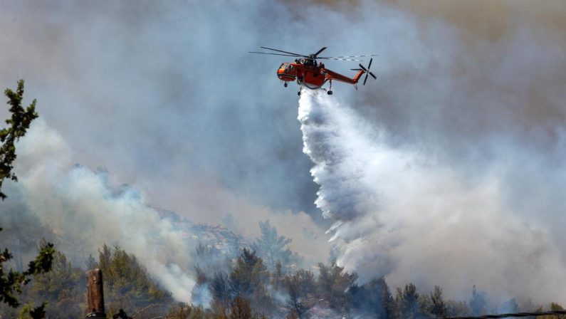 Grecia, due elicotteri si scontrano in volo: erano impegnati nella lotta agli incendi