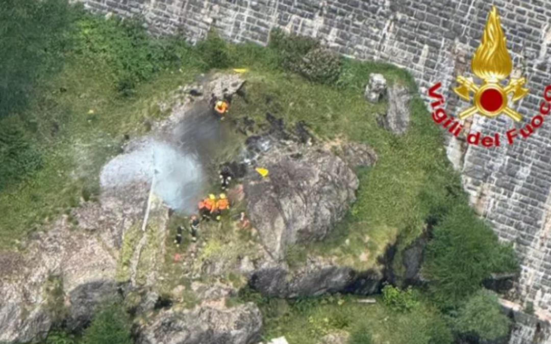 Elicottero precipita e prende fuoco in Piemonte: due morti a Ossola