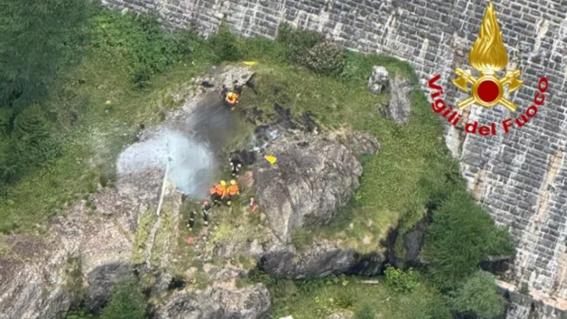 Elicottero precipita e prende fuoco in Piemonte: due morti a Ossola