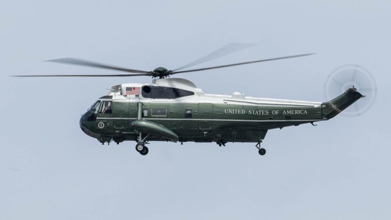 Usa, il rapporto: problemi di comunicazione al decollo, quasi collisione per il Marine One di Trump